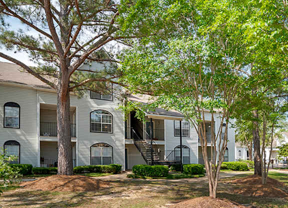 Outdoor trees at Crosswinds Apartments, Mississippi