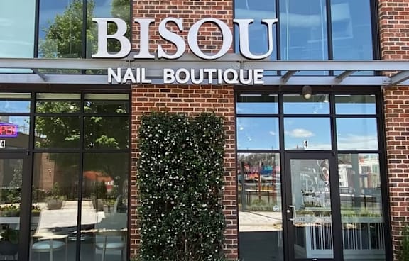 A nail boutique named Bisou is visible in the image.