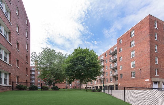 The Metropolitan Apartments Dog Run Park