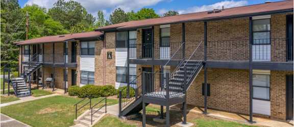 this is a photo of the courtyard at harvard square apartments in dallas, tx