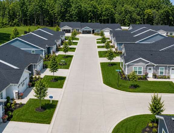 A row of houses with a driveway in the middle.