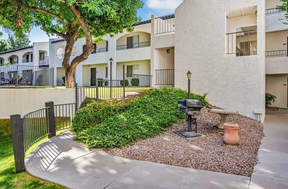 A courtyard with a mailbox and a bench at Tides on East Cactus Apartments, Arizona, 85032