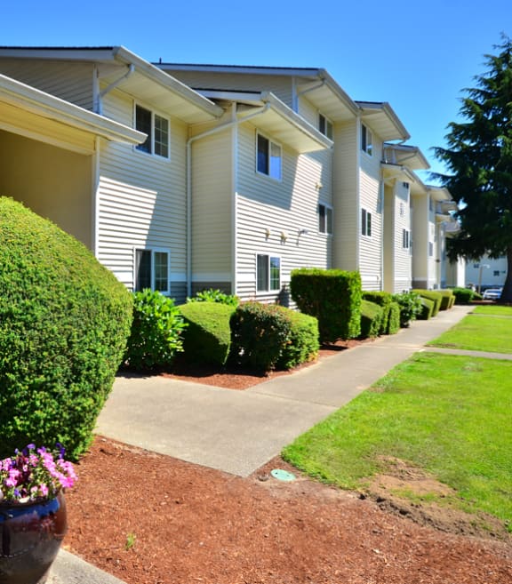 Maple Pointe building exterior and landscaping