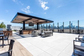 Rooftop Resident Lounge with Seating and Chicago Views at North+Vine in Chicago, IL 60610