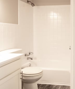 Cambridge  Apartments - Bathroom