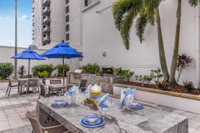 Outdoor dining area | Paramount on Lake Eola