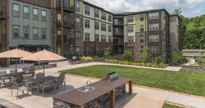 Outdoor kitchen and grilling stations at 2000 West Creek Apartments, Virginia, 23238