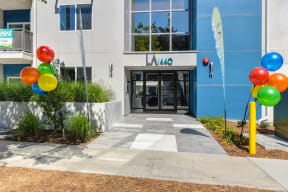 LA1440 Entrance with Ballons, Plants 