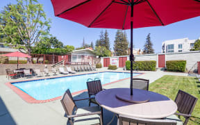Walnut Hill Apartments in Walnut Creek, CA outdoor seating area with umbrellas and pool.