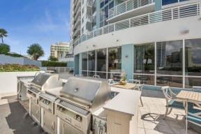 Grilling Area at Amaray Las Olas by Windsor Apartments, 215 SE 8th Ave, FL