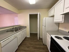 Stone Gate Apartments in Charlotte, NC kitchen with classic appliances