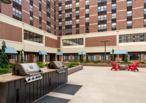 Mears Park Place Apartments in St. Paul, MN Outdoor Courtyard and Grills