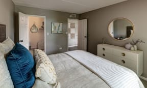 Spacious Bedroom With Closet at Foxboro Apartments, Illinois