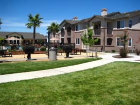 Exterior Building Landscape Apartments in Chico CA l Eaton Village Apartments