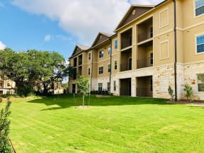 exterior view of apartment building in round rock texas
