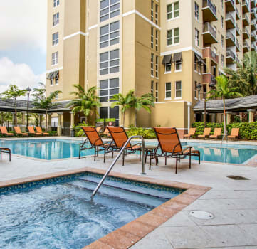 hot tub and outdoor pool area for apartments in plantation florida