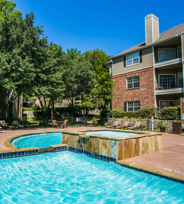 Beautiful swimming pool and hot tub Jacuzzi at North Irving Apartments