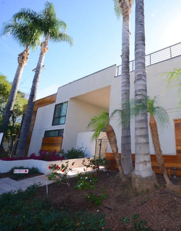 13558 Moorpark Apartments exterior building palm trees