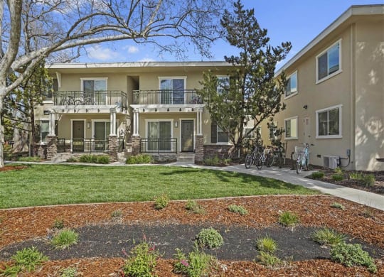 Green area at Parkside Apartments, Davis, CA, 95616