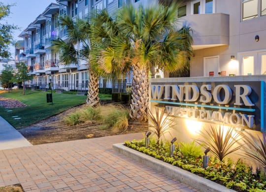 Walking distance to dining and shopping at Windsor West Lemmon, Dallas, TX