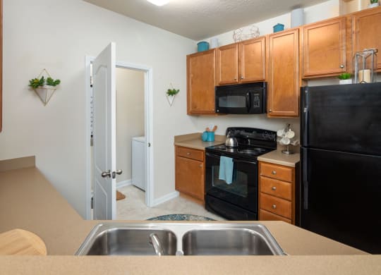 Kitchen and dining at Abberly Chase Apartment Homes, Ridgeland, SC