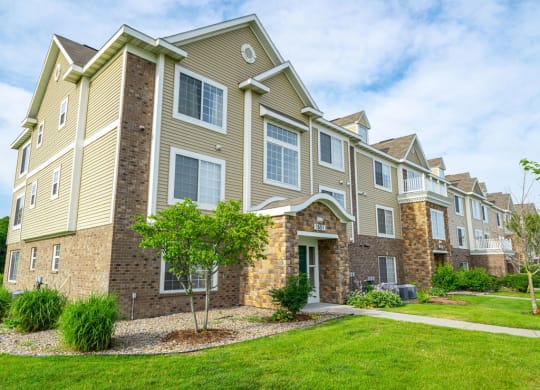 Exquisite Exterior Designs at Colonial Pointe at Fairview Apartments, Nebraska, 68123