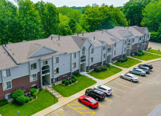 Beautifully Landscaped Lawns at Glenn Valley Apartments, Battle Creek, 49015