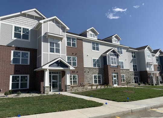 Building Exterior at Trade Winds Apartment Homes in Elkhorn, NE 68022