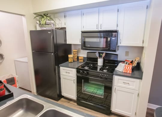 Kitchen Appliances at Saw Mill Village Apartments, Columbus, OH, 43235
