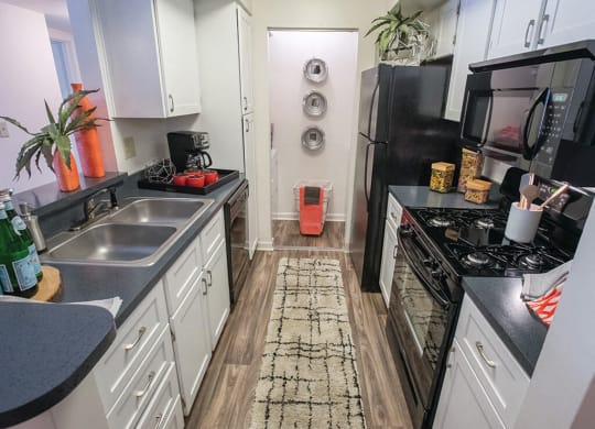 Fully Equipped Kitchen at Saw Mill Village Apartments, Columbus, 43235