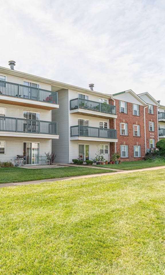 Village Green Apartments in Chesterfield, MO