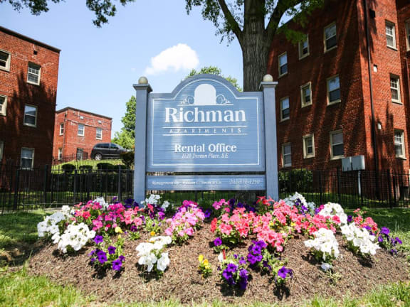 Richman-Apartments-Monument-Sign