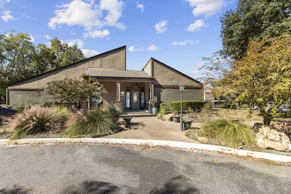 Mature Landscaping The Gilmer at 701