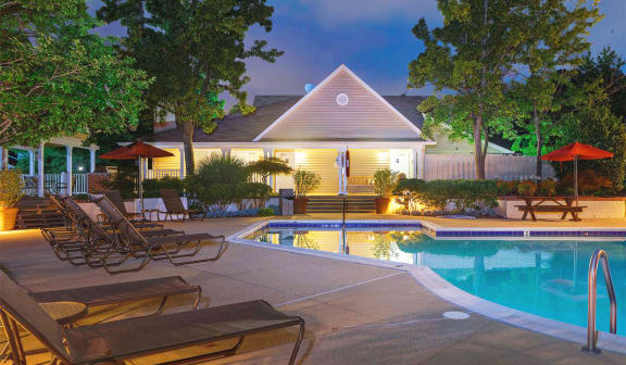 Apartment swimming pool in Woodbridge, VA at Springwoods at Lake Ridge.