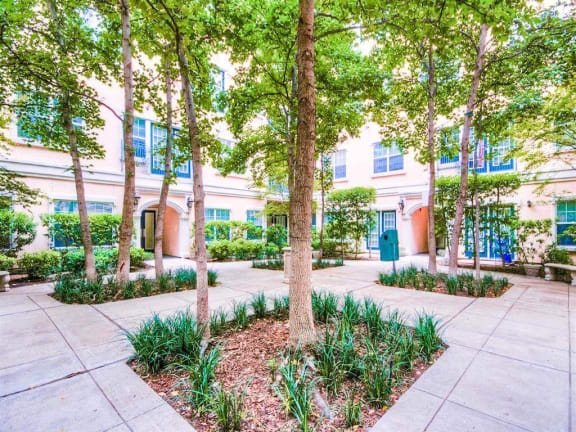 Dog friendly The Villas at Katy Trail in Uptown Dallas, TX, For Rent. Now leasing Studio, 1, 2 and 3 bedroom apartments.