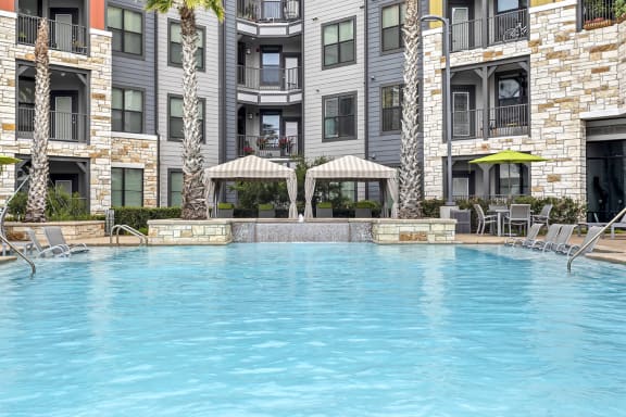 Resort-Style Pool¦Axis Hamilton Apartments