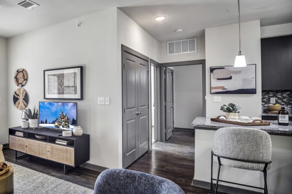 One-Bedroom Apt 11¦Axis Hamilton Luxury Apartments