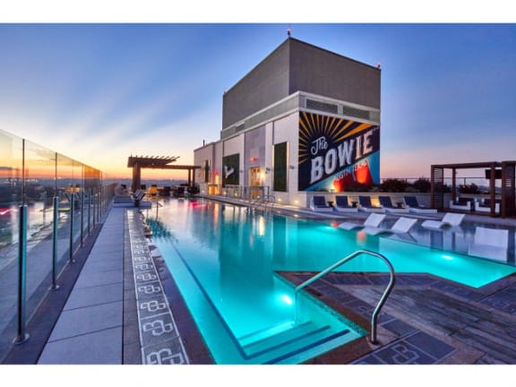 resort style rooftop infinity pool