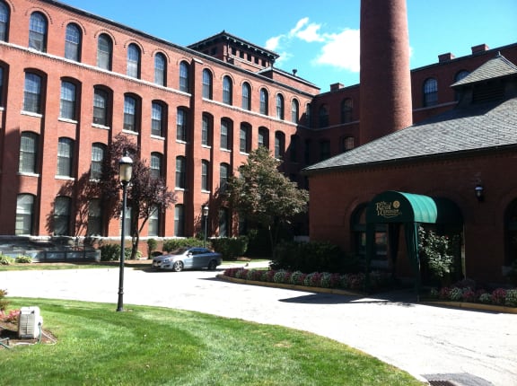 Main Entrance to Royal Worcester Apartments in Worcester MA.