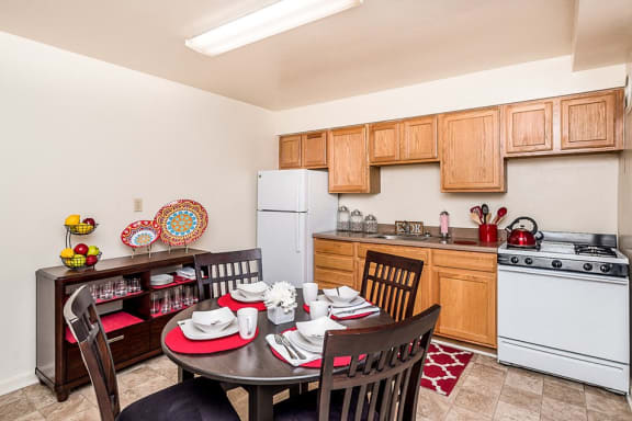 kitchen and dining at Cross Country Manor Apartments, Maryland, 21215