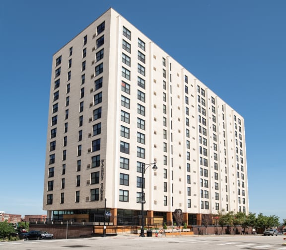 Exterior photo of walnut tower apartments in kansas city missouri