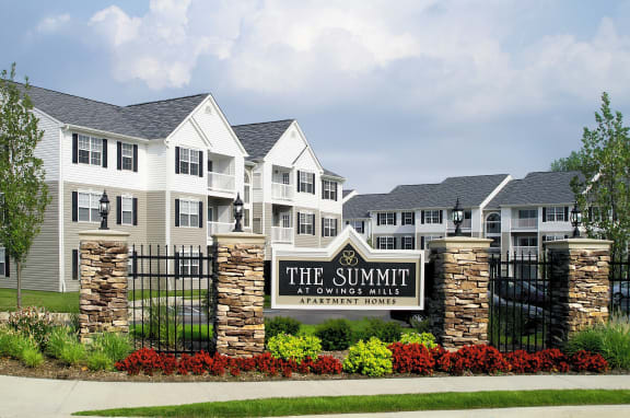 Exterior Apartment Building The Summit at Owings Mills