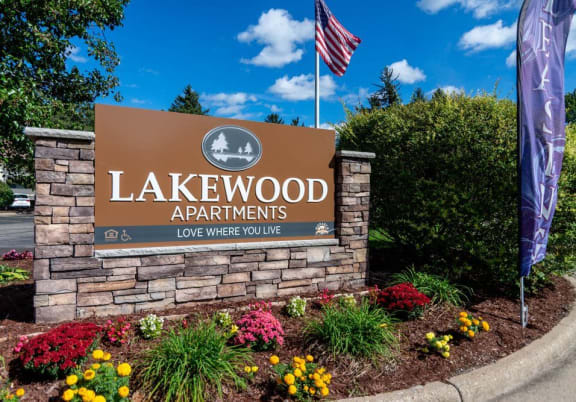Welcome sign for Lakewood Apartments