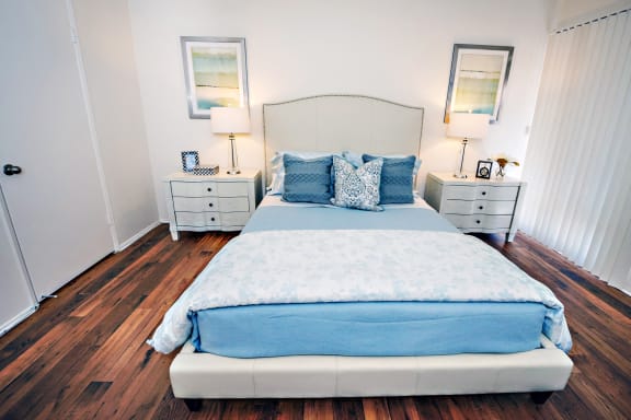 Oakview upstairs apartment has vaulted ceilings in the bedroom with a window, closet and vertical blinds. The walls are white and most bedrooms have carpet.