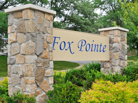 Entrance Sign at Fox Pointe Apartments, Illinois, 61244