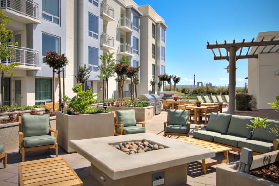 San Fransisco CA Luxury Apartments - Strata at Mission Bay - Outdoor Lounge Area with Firepit, Grills & Seating