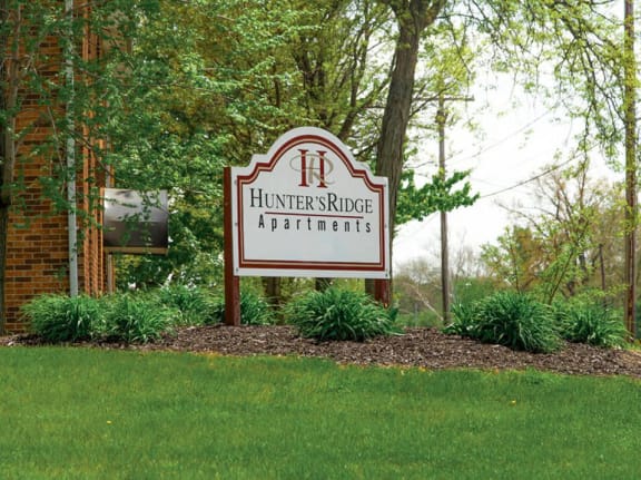 Hunters Ridge Apartments Welcome sign