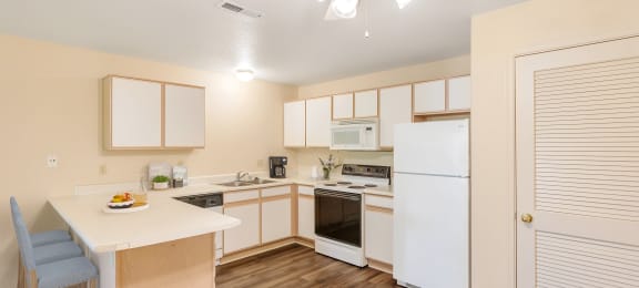 Large kitchen at Silver Lake Apartments