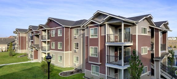 Pathway with grass to apt buildings Puyallup, Wa 98374 Rentals l Copper Valley Apartments