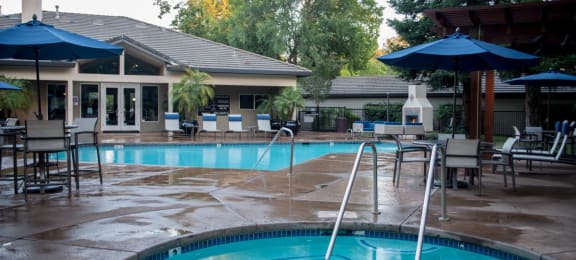 Pool and Spa l Waterford Place Apartments in Folsom CA 